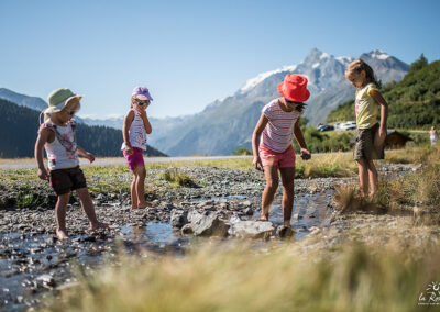 Alpen activiteit 5 kinderen in rivier